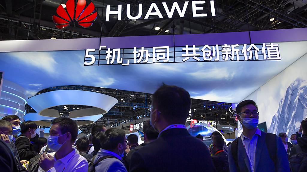 Die britische Regierung will jene Firmen büssen, die trotz Verbot Komponenten des chinesischen Anbieters Huawei bei der 5G-Telekom-Infrastruktur einsetzen. (Archivbild)