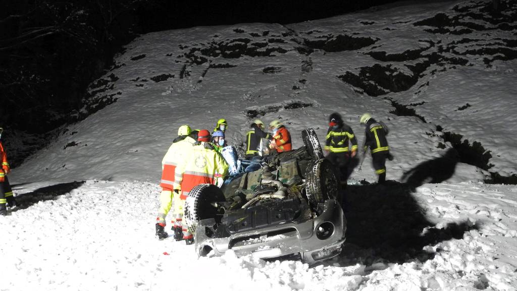 Schwerverletzter nach Selbstunfall auf schneebedeckter Strasse