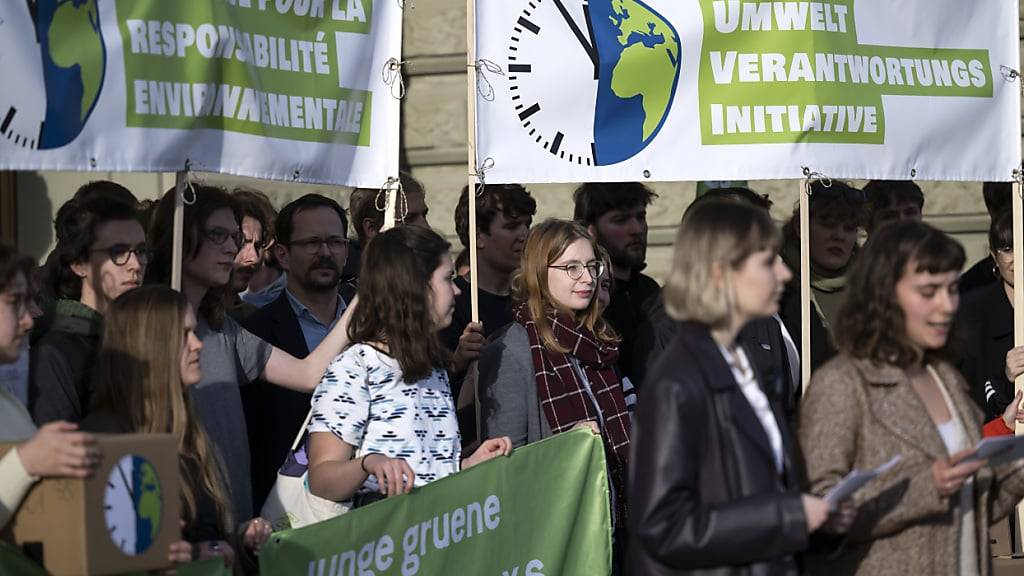 Junge Grüne bei der Einreichung der Umweltverantwortungsinitiative im Februar 2023 in Bern. (Archivbild)