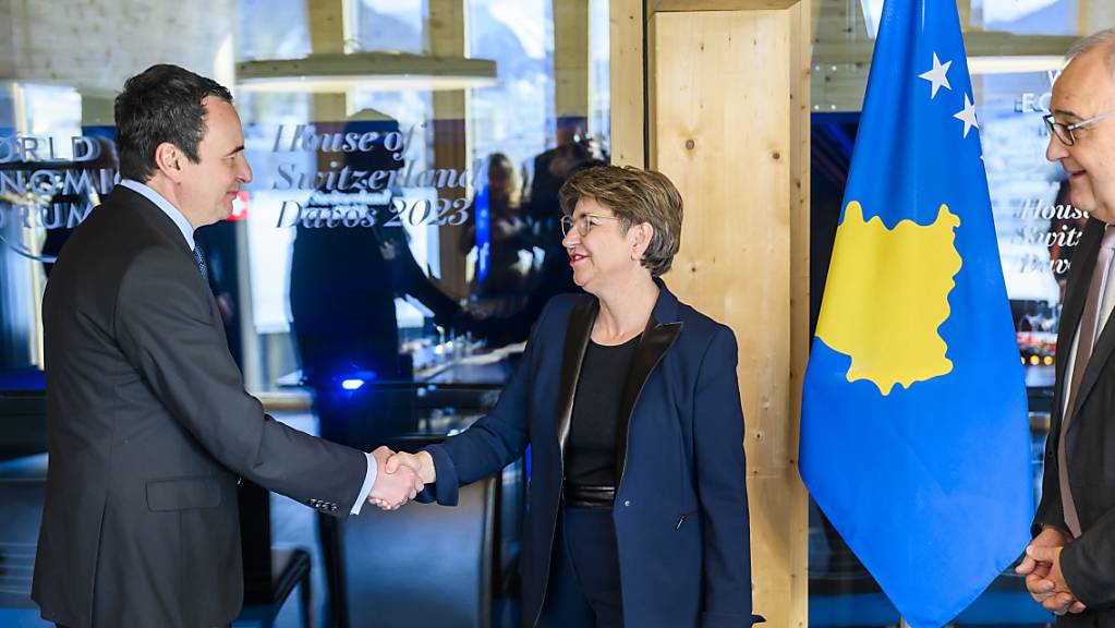 Kosovos Ministerpräsident Albin Kurti (links) trifft Bundesrätin Viola Amherd und Bundesrat Guy Parmelin am Weltwirtschaftsforum in Davos.
