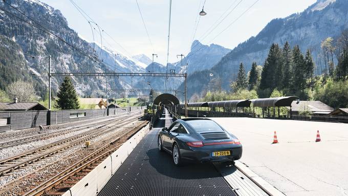 Das Verladen des Autos am Lötschberg wird teurer 