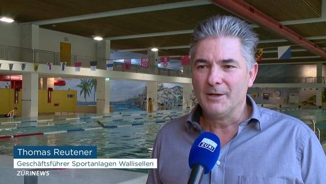 Hallenbad nackt duschen Steifen Penis