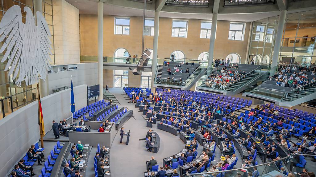 Blick in den Plenarsaal im Bundestag bei der Debatte zur Suizidhilfe. Foto: Michael Kappeler/dpa