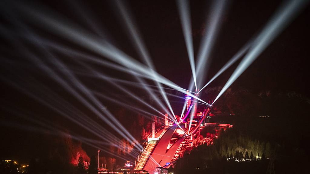 Spektakulär, aber ohne Zuschauer: Die Skisprung-Arena in Oberstdorf während der Eröffnungsfeier der WM