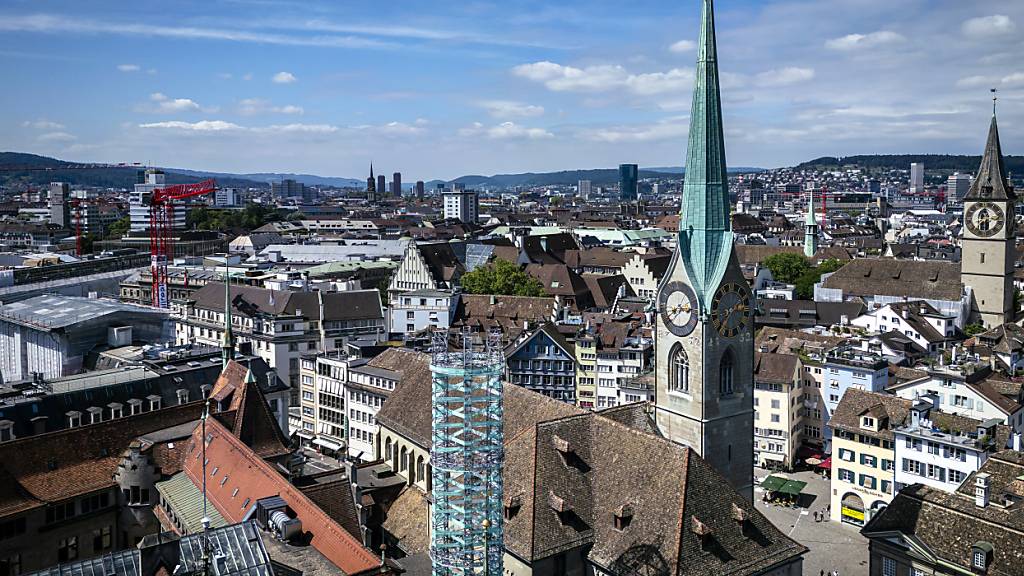 Die Turminstallation steht zwischen dem Fraumünster und dem Stadthaus.