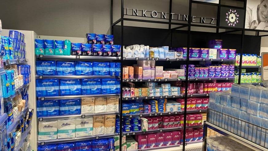 INKONTINENZ. Und dann: Binden und Tampons so weit das Auge reicht.