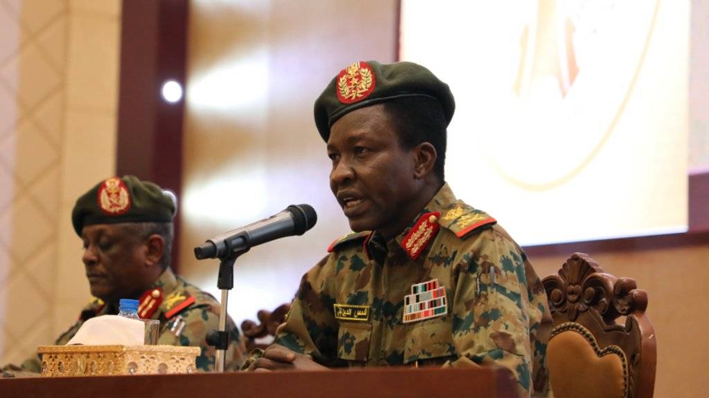 Ein Sprecher des Militärrates im Sudan räumte gewisse Fehler bei der Räumung eines Protestlagers ein.