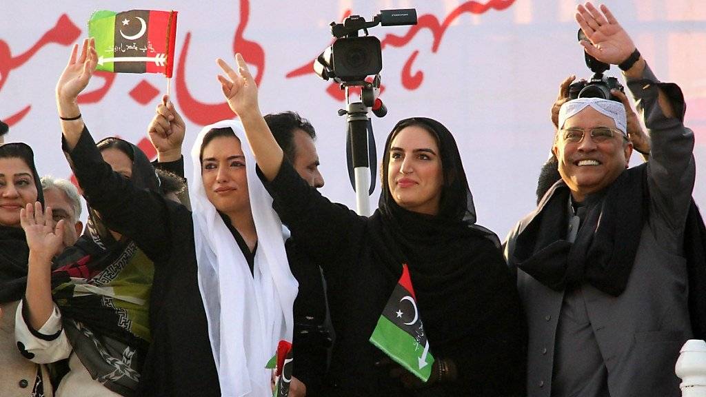 Asif Zardari, früherer Präsident und Ehemann der Regierungschefin Benazir Bhutto, mit seinen Töchtern am 10. Jahrestag der Ermordung Bhutto's.