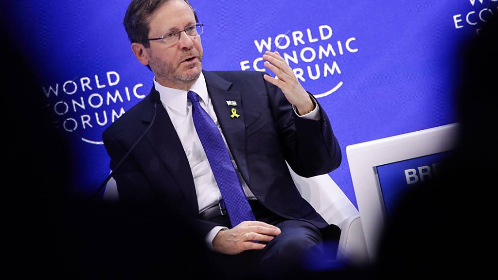 Isaac Herzog, Präsident von Israel, spricht auf einer Veranstaltung des Weltwirtschaftsforum (WEF). Die Jahrestagung des Weltwirtschaftsforums gilt als eines der wichtigsten Treffen für Spitzenpolitiker, Top-Manager und Wissenschaftler. Bei Debatten und vertraulichen Begegnungen geht es um Lösungsansätze für globale Herausforderungen. Foto: Hannes P. Albert/dpa