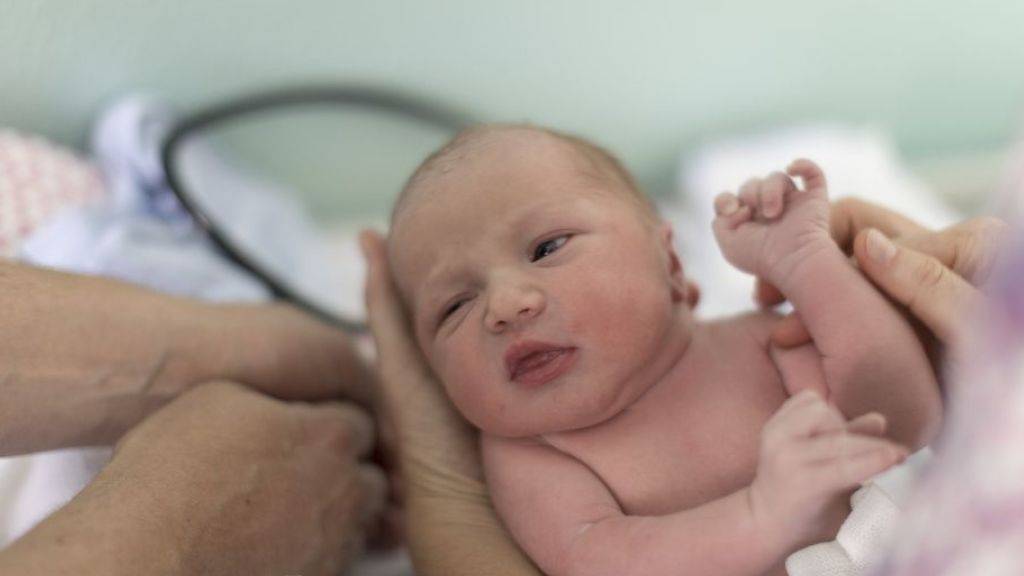 Nach einem leichten Rückgang sind in der Schweiz 2018 wieder etwas mehr Babys geboren worden. Ihre Überlebenschancen verbessern sich von Jahr zu Jahr: Die Säuglingssterblichkeit ging von 3,5 auf 3,3 Promille zurück. (Archivbild)