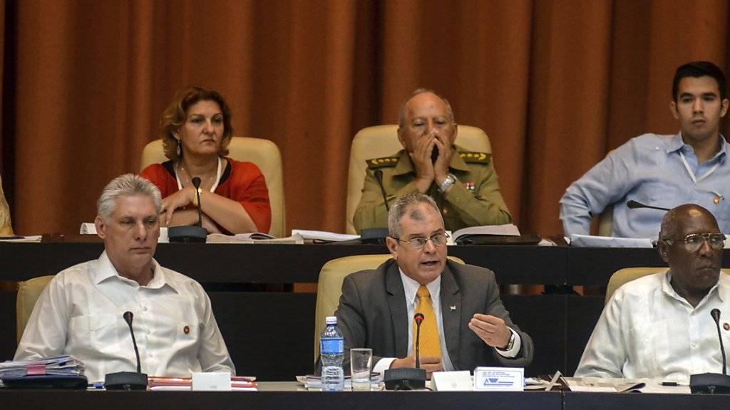 Kubas Staatschef Miguel Díaz-Canel (links) zeigte sich am Sonntag in Havanna über die Reform der Verfassung seines Landes sehr zufrieden.