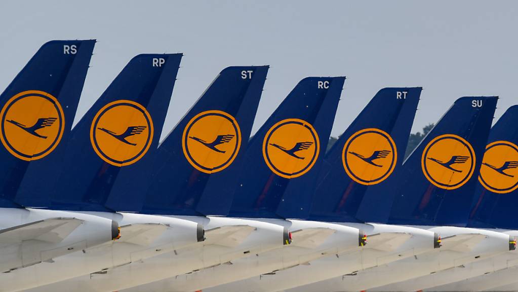 Flugzeuge bleiben am Boden: Bei der Lufthansa kommt es wegen Krankheit zu Personalmangel. Deshalb fallen einige Flüge aus. (Archivbild)