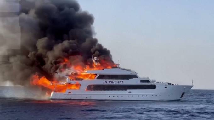 Ausflugsboot steht in Ägypten in Flammen
