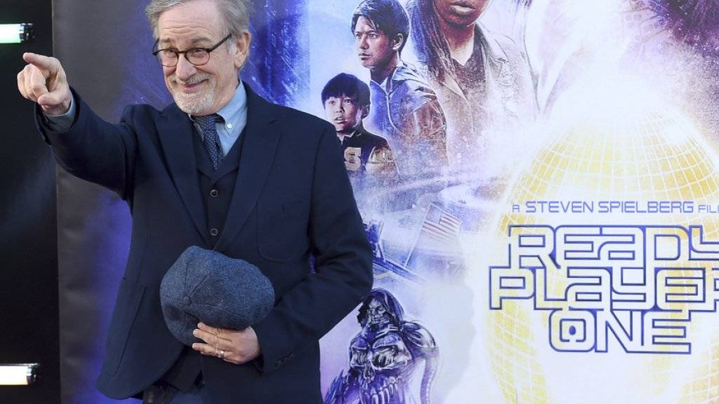 Steven Spielbergs «Ready Player One» hat am Wochenende vom 12. bis 15. April 2018 am meisten Filmfans in die Deutschschweizer Kinos gelockt. Hier zeigt sich der Regisseur am 26. März bei der Weltpremiere in Los Angeles. (Archiv)