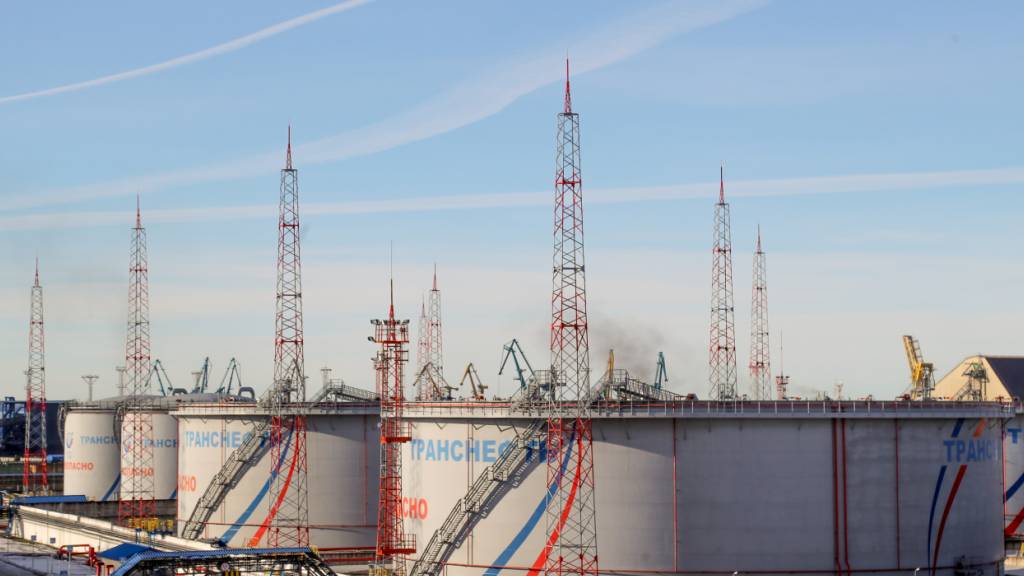 ARCHIV - Tanks von Transneft, einem staatlichen russischen Unternehmen, das die Erdöl-Pipelines des Landes betreibt, im Ölterminal von Ust-Luga. Foto: Igor Russak/dpa