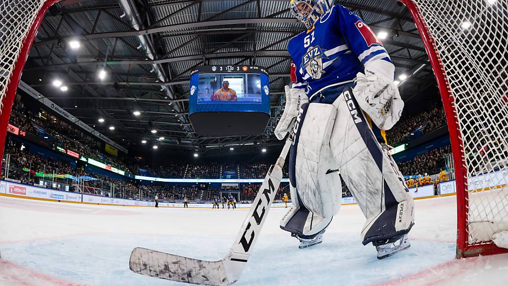 Zugs Torhüter Luca Hollenstein muss für die Verlängerung ein viertes Mal aufs Eis