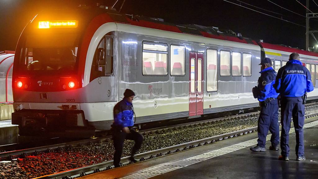 In der Waadt ist es in einem Regionalzug zwischen Yverdon und Sainte-Croix am Donnerstagabend zu einer vierstündigen Geiselnahme gekommen. Der 32-jährige Geiselnehmer wurde dabei von der Polizei erschossen. Alle 15 Geiseln waren laut Polizei wohlauf. (Archivbild)