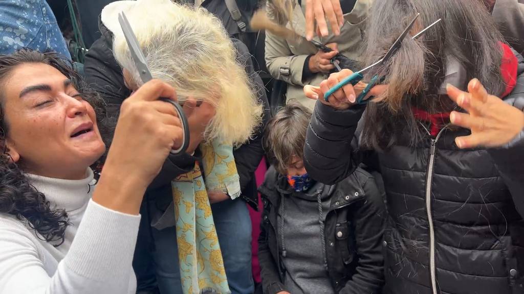 Demonstrantinnen schneiden sich bei Protesten am Stauffacher Haare ab