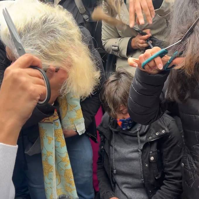 Demonstrantinnen schneiden sich bei Protesten am Stauffacher Haare ab