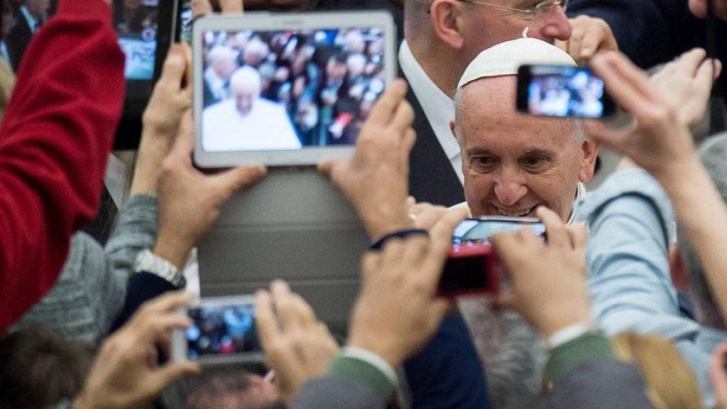 Soziale Medien sind allgegenwärtig - Papst Franziskus trifft Menschen an einer Generalaudienz im Januar 2015. (Archiv)