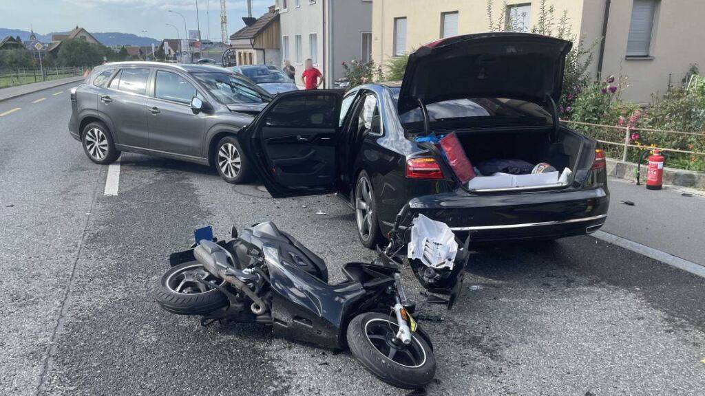 Am Unfall waren zwei Autos und ein Kleinmotorrad beteiligt.