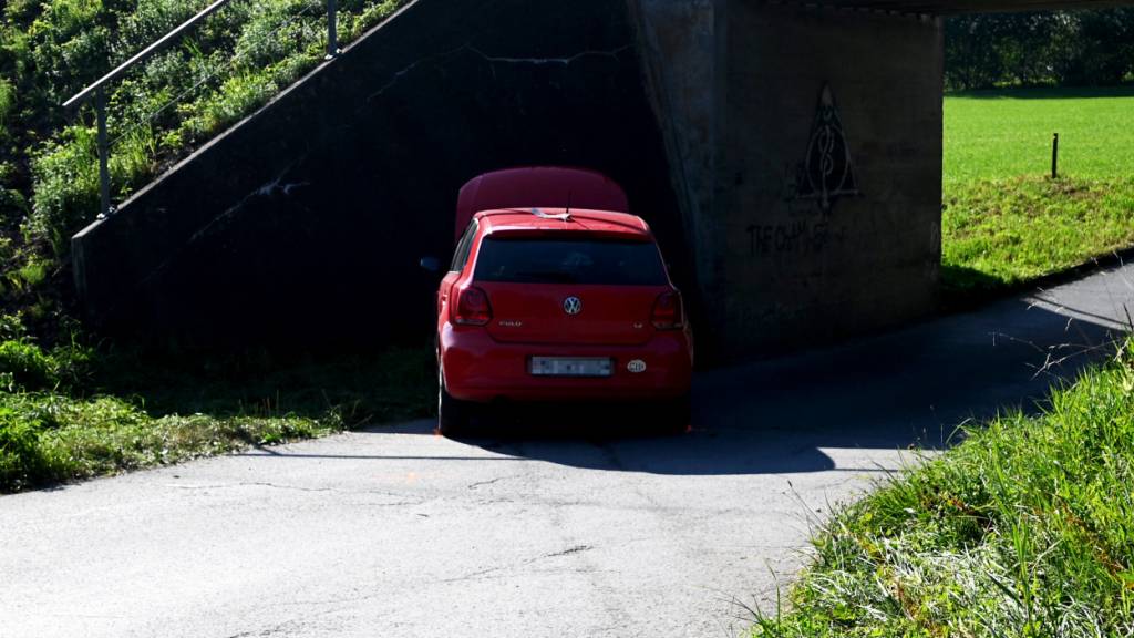 In Lüchingen prallte das Auto eines 49-jährigen Mannes in die Betonwand einer Bahnunterführung.