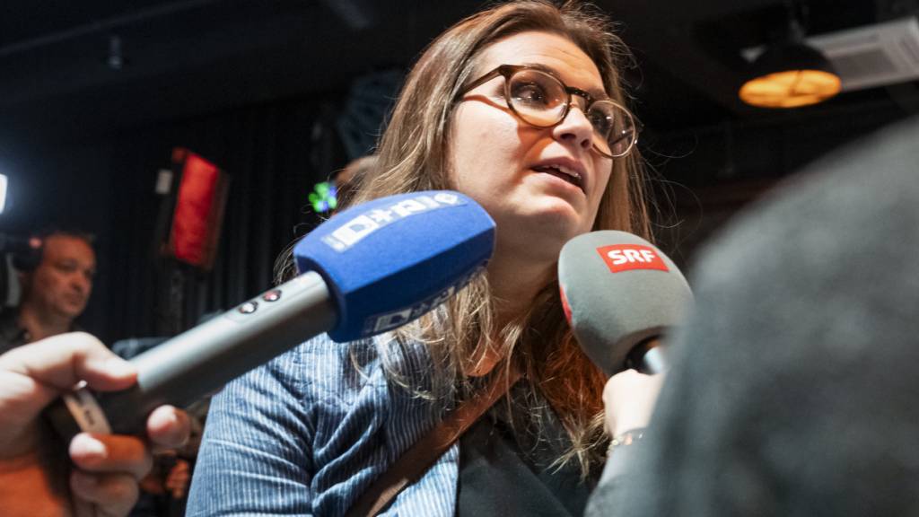 Noémie Roten, Präsidentin des Initiativkomitees, kommentiert das Abstimmungsergebnis vor Medienvertretern.