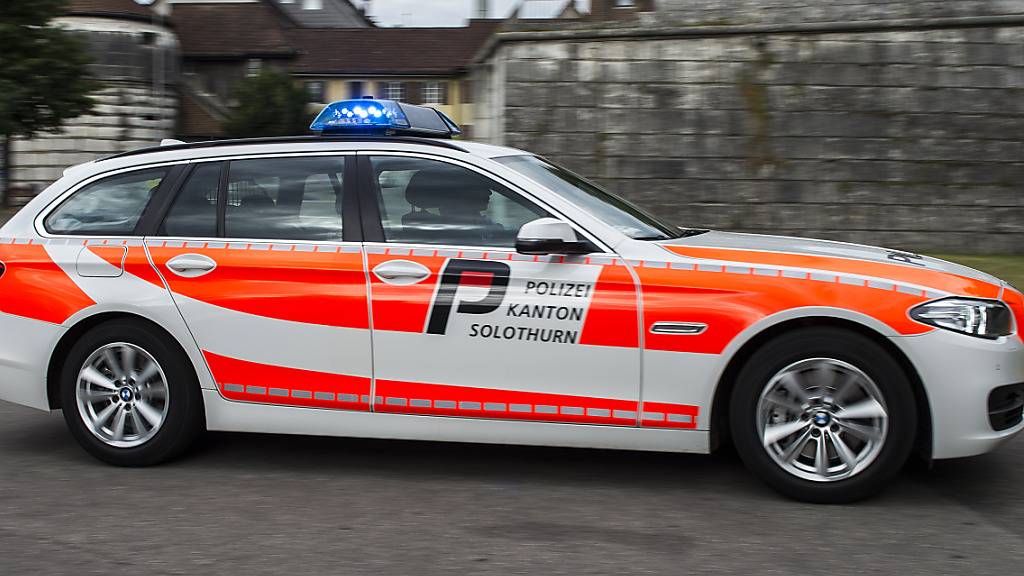 Die Kantonspolizei Solothurn hat am Sonntagmorgen zwei Männer festgenommen, die zuvor ein Fahrzeug aufgebrochen und ausgeraubt hatten. (Archivbild)