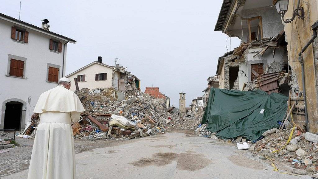 Papst Franziskus betet inmitten der Trümmer von Amatrice. Das Dorf war einer der am schwersten betroffenen Orte des Erdbebens vom 24. August in der Region.