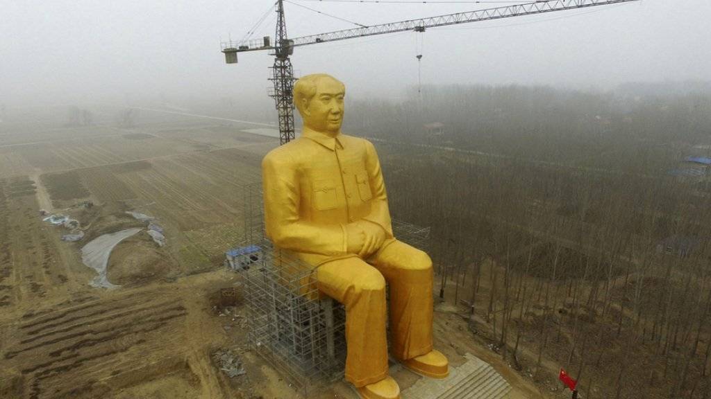 Am letzten Montag war die 37 Meter hohe Mao-Statue in der zentralchinesischen Provinz Henan noch ganz.