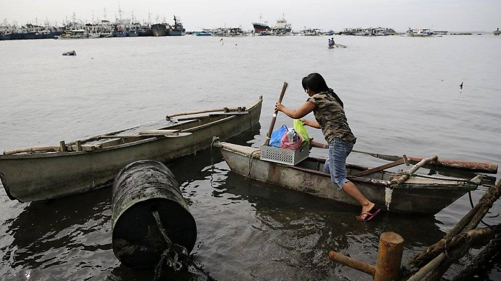 Zehntausende haben sich in den Philippinen in Notlager begeben, um sich vor einem herannahenden Zyklon zu schützen.