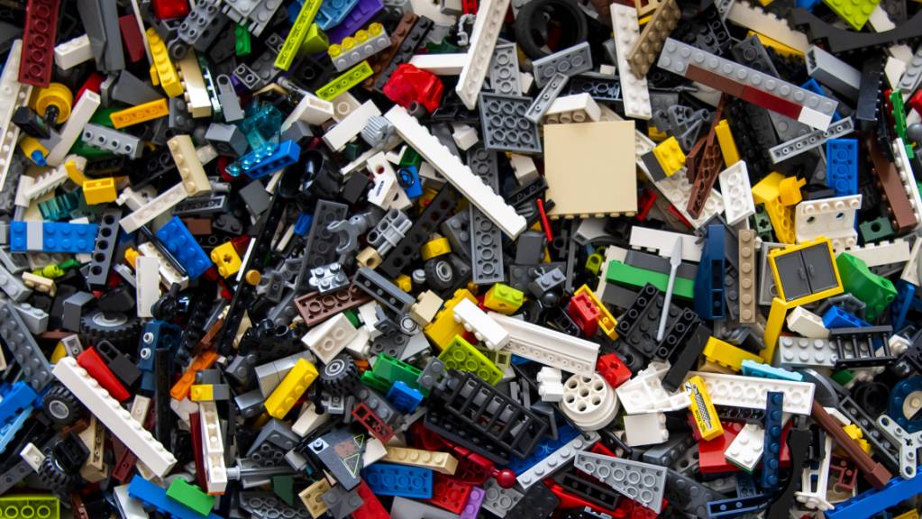 Der Spielwarenhersteller Lego hat seinen ersten Prototypen für einen Baustein aus wiederverwertetem Kunststoff präsentiert. (Archivbild)