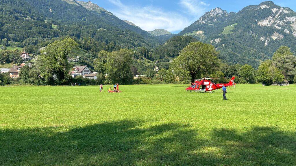 In der Nähe des Bahnhofs Weesen GL ist am Montagnachmittag ein Gleitschirmflieger verunfallt. Ein Rega-Helikopter brachte ihn ins Universitätspital Zürich.