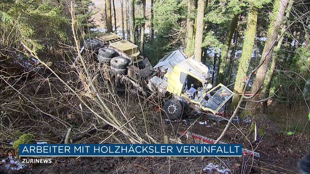 1 Verletzter nach Unfall mit 32-Tonnen-Holzhäcksler