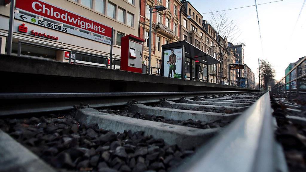 Der 32-jährige Polizist war am Freitag an der Haltestelle Chlodwigplatz in Köln zwischen die Waggons eines Trams gestossen worden. Das Fahrzeug überrollte den Mann. Er starb.