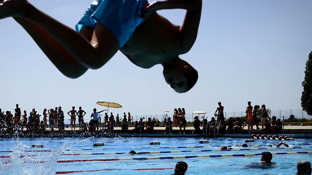 In St. Galler Schwimmbädern darf künftig Alkohol verkauft werden. Der Kantonsrat hat eine Motion der GLP unterstützt. (Symbolbild)