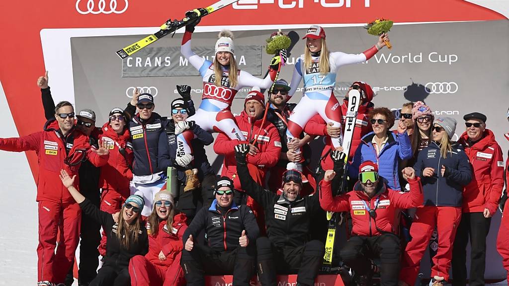 Das Alpin-Team von Swiss-Ski hat Grund zum Jubeln - im Bild feiert die Frauen-Equipe den Doppelsieg von Lara Gut-Behrami und Corinne Suter in Crans-Montana.