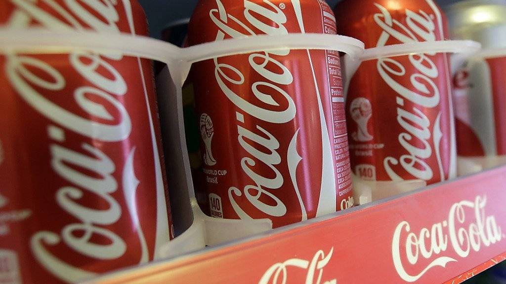 Der US-Getränkeriese Coca-Cola hat im dritten Quartal deutlich weniger verdient. (Archiv)