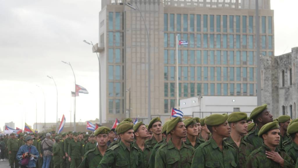 ARCHIV - Kubanische Soldaten marschieren vor der US-Botschaft während einer Kundgebung wegen der Tötung kubanischer Offiziere bei der US-Operation in Venezuela, bei der Präsident Maduro und seine Frau Flores gefangen genommen wurden. Foto: Ramon Espinosa/AP/dpa