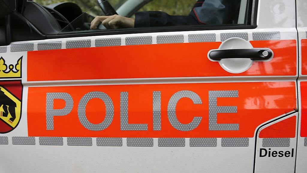 Ein Patrouillenfahrzeug der Berner Kantonspolizei ist am Freitag im Berner Jura mit einem Nutzfahrzeug zusammengestossen. (Archivfoto)