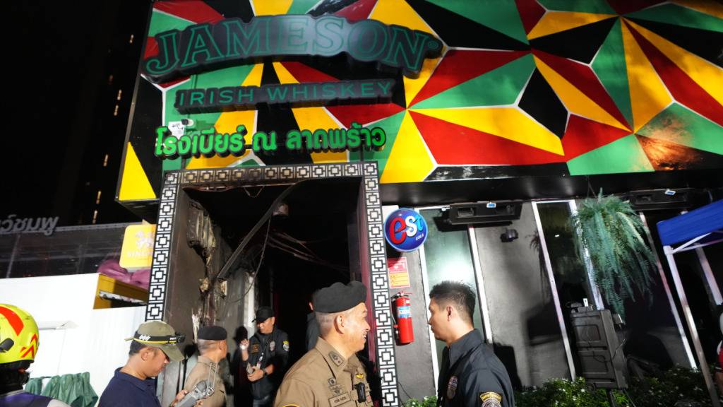Medien: Viele Tote bei Feuer in Pub in Bangkok