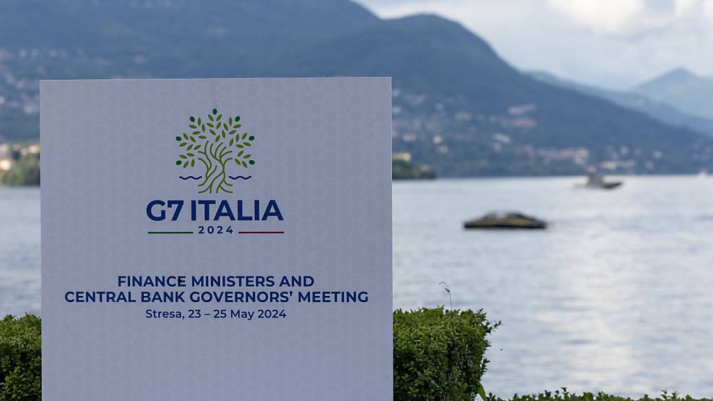 Ein Podest mit der Aufschrift «G7 Italia 2024», aufgenommen vor Beginn des Treffens der G7-Finanzminister am Lago Maggiore in Stresa. Foto: Hannes P. Albert/dpa