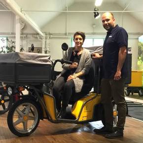 Céline Werdelis braust in Freienstein mit einem Post-Töff davon