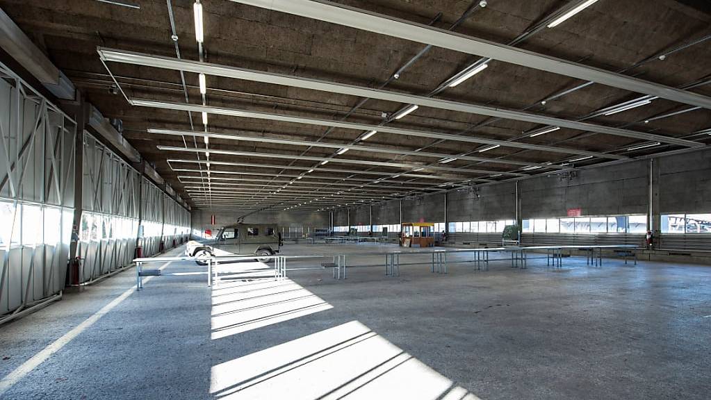 Die Panzerhalle des Waffenplatzes Thun wird als Asylunterkunft genutzt. (Archivbild)