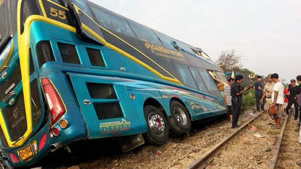 Der Reisebus war an einem Bahnübergang im Distrikt Nakhon Chaisi westlich von Bangkok mit einem Zug zusammengestossen.