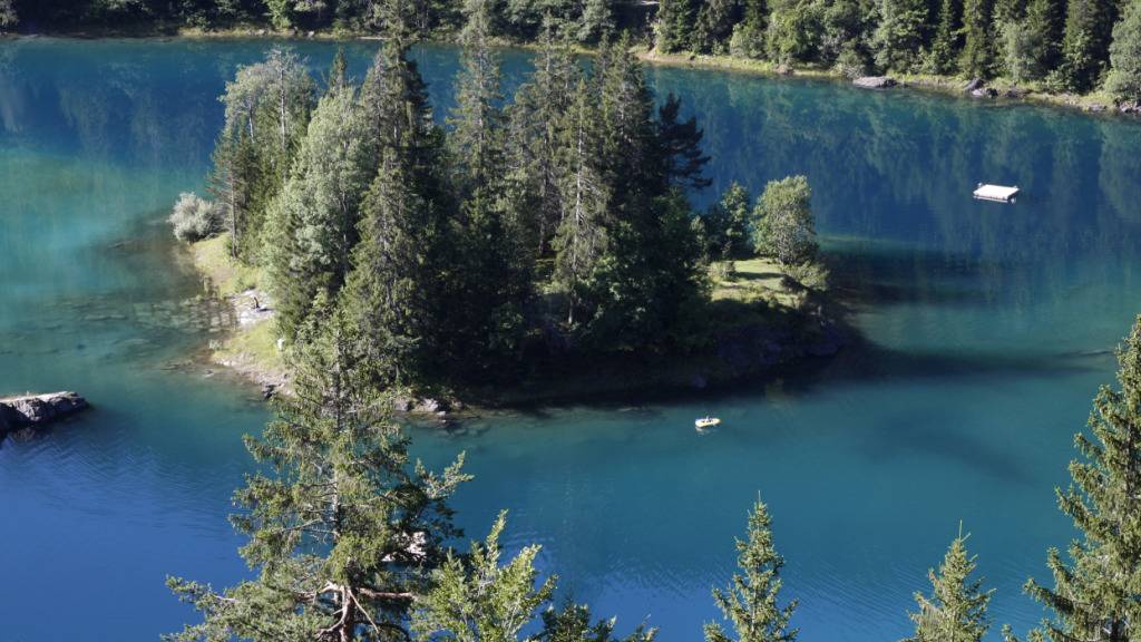 Die Hitze führt zu einem Anstieg der Logiernächte im Kanton Graubünden. Im Bild der Caumasee bei Flims. (Archivbild)