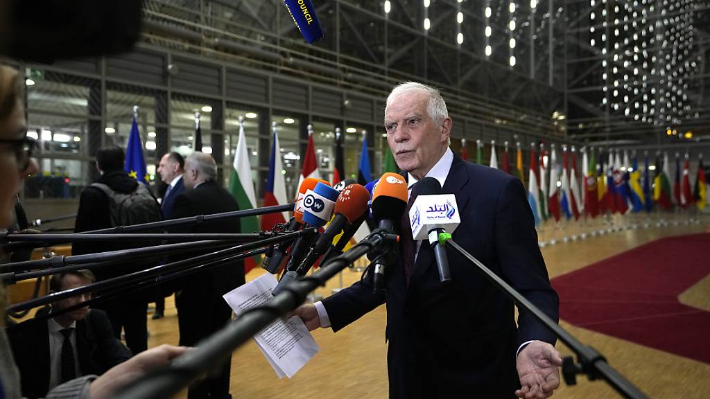 Der Chef der Außenpolitik der Europäischen Union, Josep Borrell, spricht mit den Medien, als er zu einem Treffen der EU-Außenminister im Gebäude des Europäischen Rates in Brüssel ankommt. Foto: Virginia Mayo/AP
