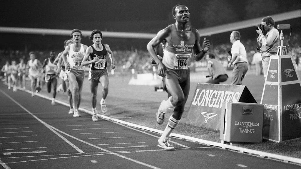 Henry Rono 1981 im Letzigrund bei Weltklasse Zürich, verfolgt von Markus Ryffel