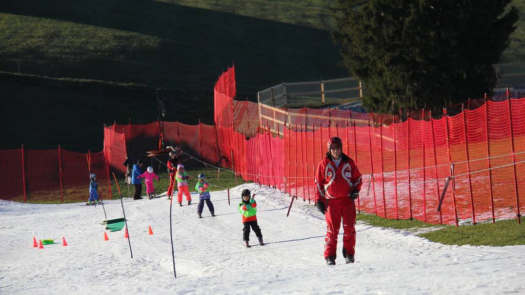 Kinder üben am Skilift Bischofsberg (Bild: Stephanie Martina/FM1Today)