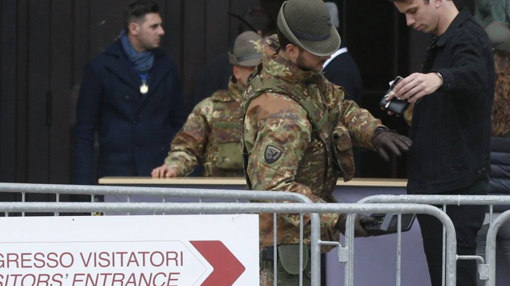 Italienische Soldaten durchsuchen die Taschen von Besuchern des Mailänder Doms. Seit den Terroranschlägen in Paris hat Italien seine Sicherheitsmassnahmen verstärkt. Ministerpräsident Matteo Renzi will gegen Menschen, die falsche Terrorgerüchte verbreiten, Strafmassnahmen einleiten.